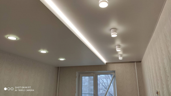 Натяжной потолок в гостиную