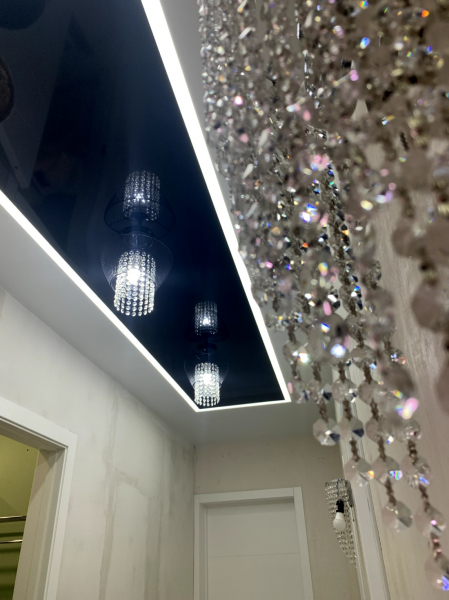 Пример натяжного потолка в коридор