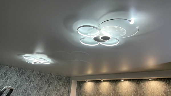 Стоимость сатинового потолка в кухне 12 м²