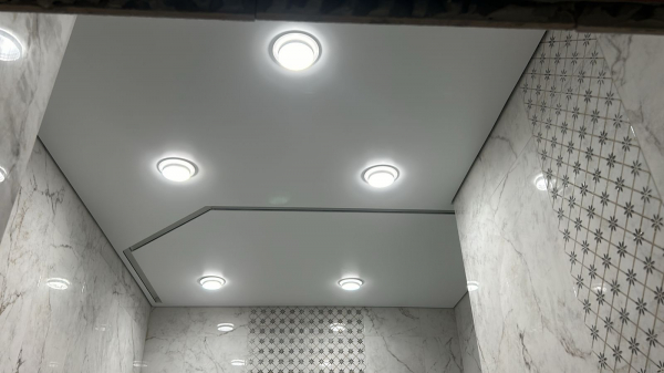 Пример натяжного потолка в ванной комнате