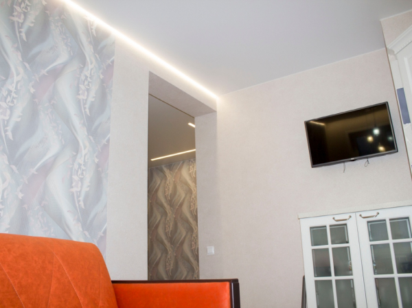 Фото матового натяжного потолка в гостиную