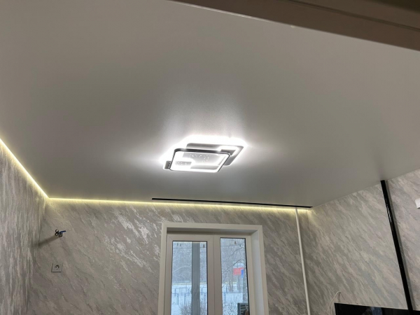 Натяжной потолок с подсветкой в гостиной