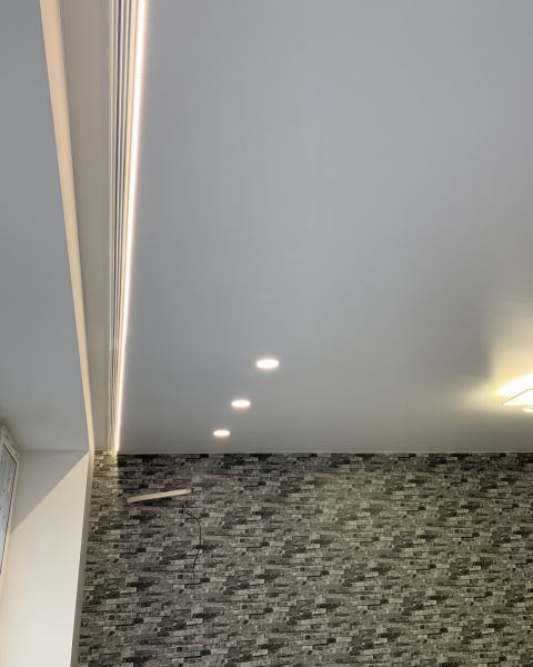 Фото натяжных потолков со скрытой нишей под карниз