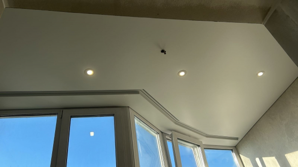 Потолок на балконе