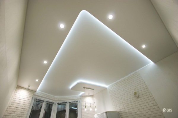 Фото натяжного потолка с подсветкой в гостиную