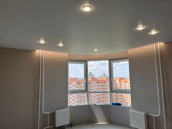 Стоимость сатинового потолка в кухне 12 м²